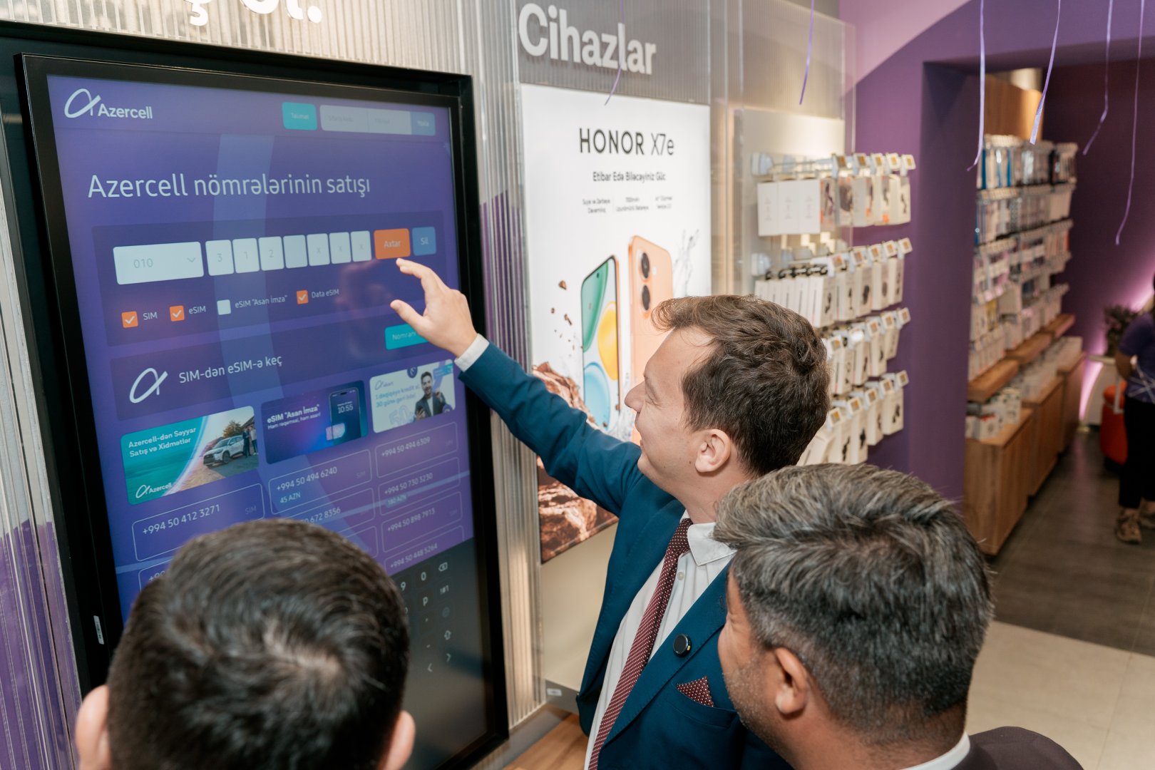 Azercell opens its first next-generation dealer store (PHOTO)