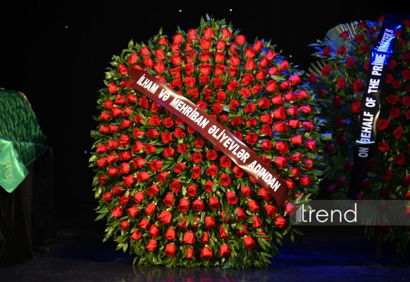 President Ilham Aliyev and First Lady Mehriban Aliyeva send wreaths to farewell ceremony of People's Artist Alexander Sharovsky (PHOTO)
