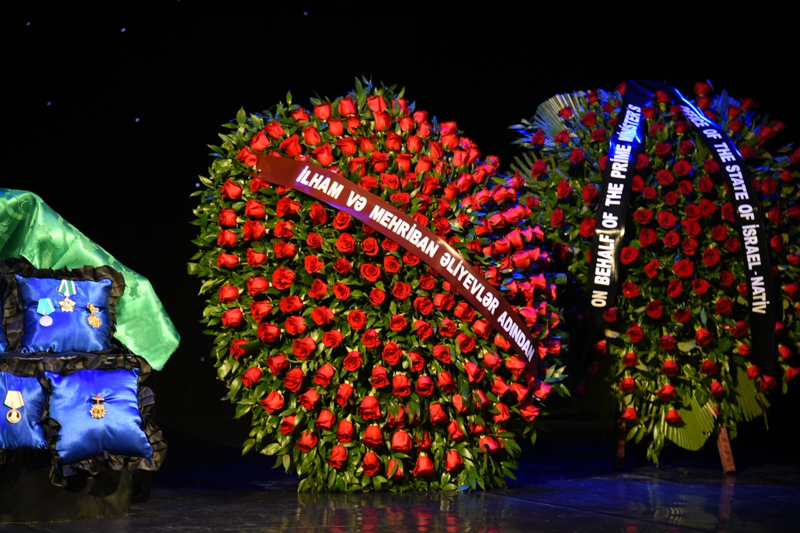 President Ilham Aliyev and First Lady Mehriban Aliyeva send wreaths to farewell ceremony of People's Artist Alexander Sharovsky (PHOTO)