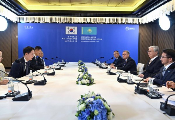 Kazakhstan's Tokayev proposes joint projects to Hanwha Group