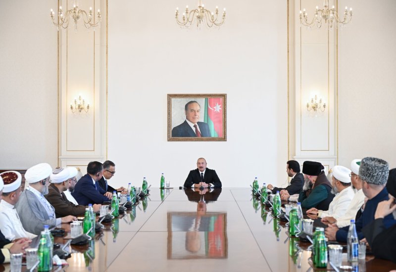 President Ilham Aliyev receives participants of international conferences held in Baku (PHOTO/VIDEO)