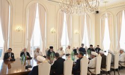 President Ilham Aliyev receives participants of international conferences held in Baku (PHOTO/VIDEO)