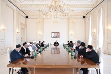 President Ilham Aliyev receives participants of international conferences held in Baku (PHOTO/VIDEO)