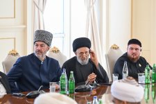 President Ilham Aliyev receives participants of international conferences held in Baku (PHOTO/VIDEO)