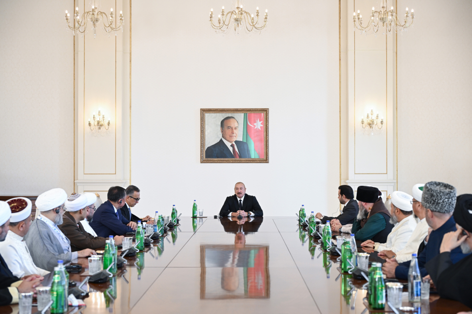 President Ilham Aliyev receives participants of international conferences held in Baku (PHOTO/VIDEO)