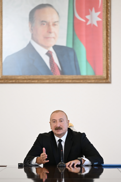 President Ilham Aliyev receives participants of international conferences held in Baku (PHOTO/VIDEO)