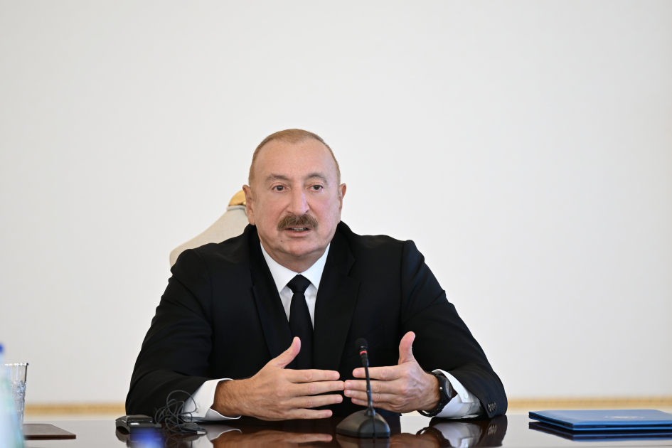 President Ilham Aliyev receives participants of international conferences held in Baku (PHOTO/VIDEO)
