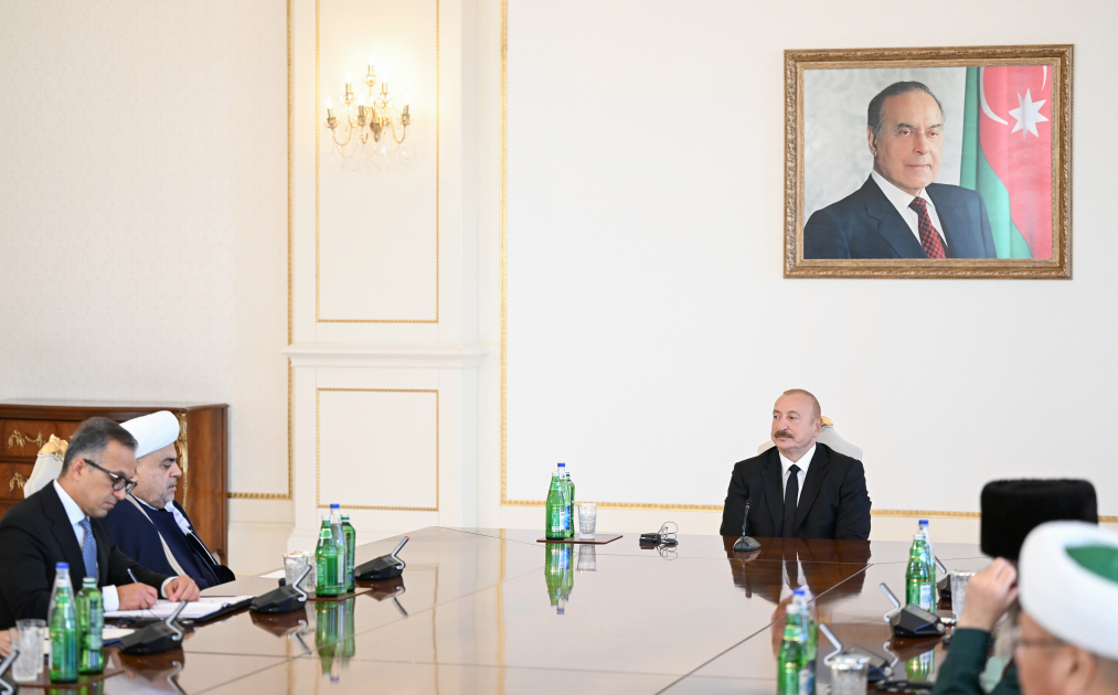 President Ilham Aliyev receives participants of international conferences held in Baku (PHOTO/VIDEO)