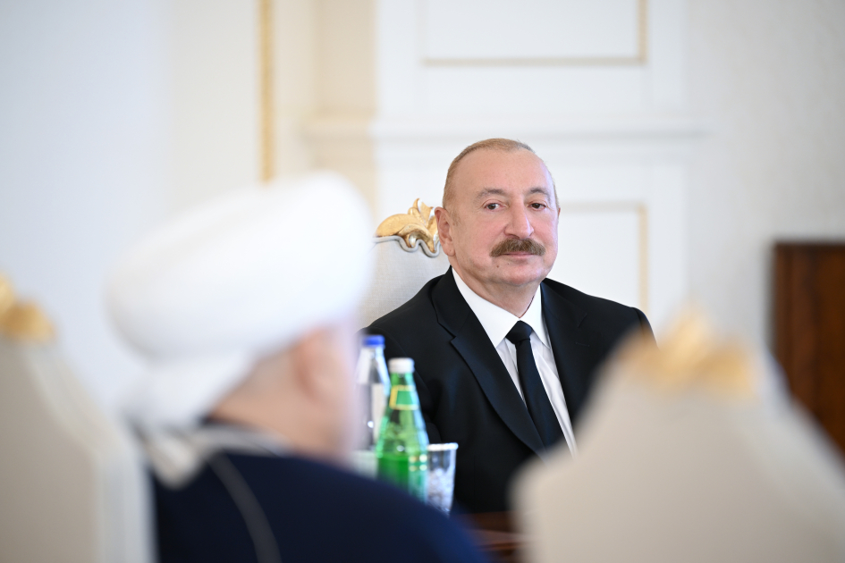 President Ilham Aliyev receives participants of international conferences held in Baku (PHOTO/VIDEO)