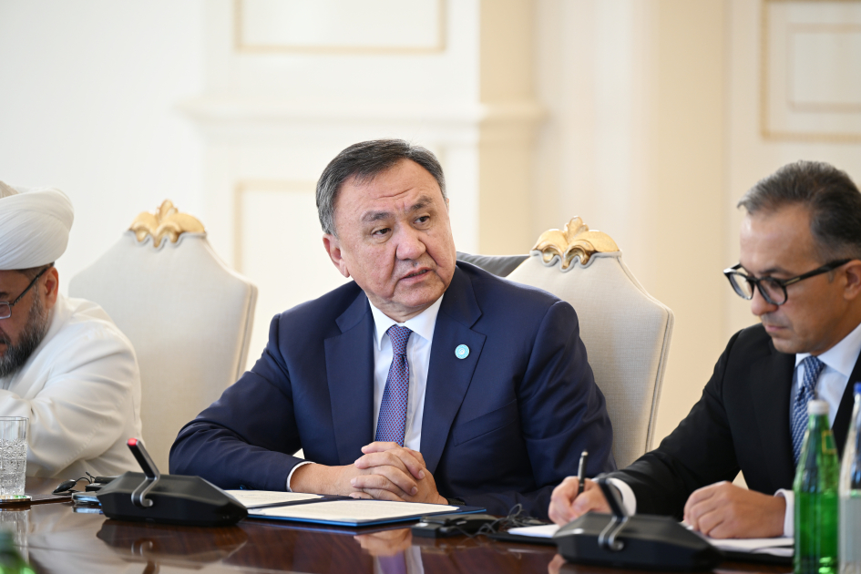 President Ilham Aliyev receives participants of international conferences held in Baku (PHOTO/VIDEO)