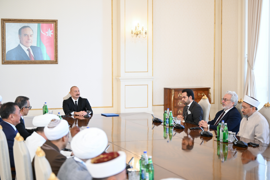 President Ilham Aliyev receives participants of international conferences held in Baku (PHOTO/VIDEO)