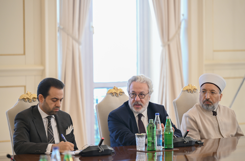 President Ilham Aliyev receives participants of international conferences held in Baku (PHOTO/VIDEO)