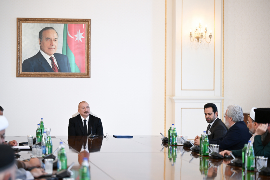 President Ilham Aliyev receives participants of international conferences held in Baku (PHOTO/VIDEO)