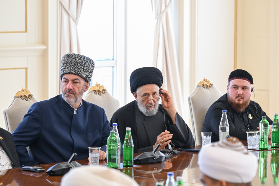 President Ilham Aliyev receives participants of international conferences held in Baku (PHOTO/VIDEO)
