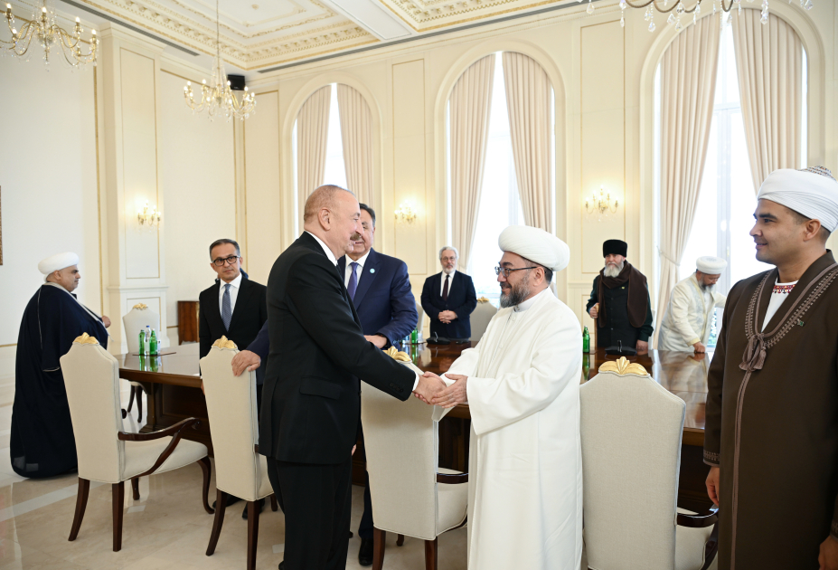 President Ilham Aliyev receives participants of international conferences held in Baku (PHOTO/VIDEO)