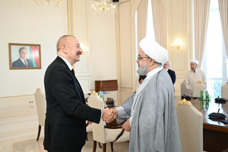 President Ilham Aliyev receives participants of international conferences held in Baku (PHOTO/VIDEO)