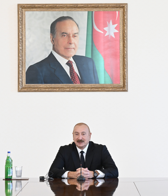 President Ilham Aliyev receives participants of international conferences held in Baku (PHOTO/VIDEO)