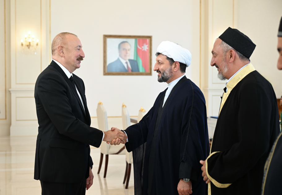 President Ilham Aliyev receives participants of international conferences held in Baku (PHOTO/VIDEO)