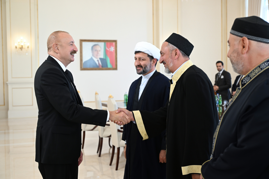 President Ilham Aliyev receives participants of international conferences held in Baku (PHOTO/VIDEO)