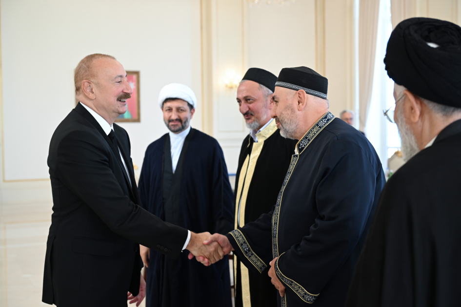 President Ilham Aliyev receives participants of international conferences held in Baku (PHOTO/VIDEO)