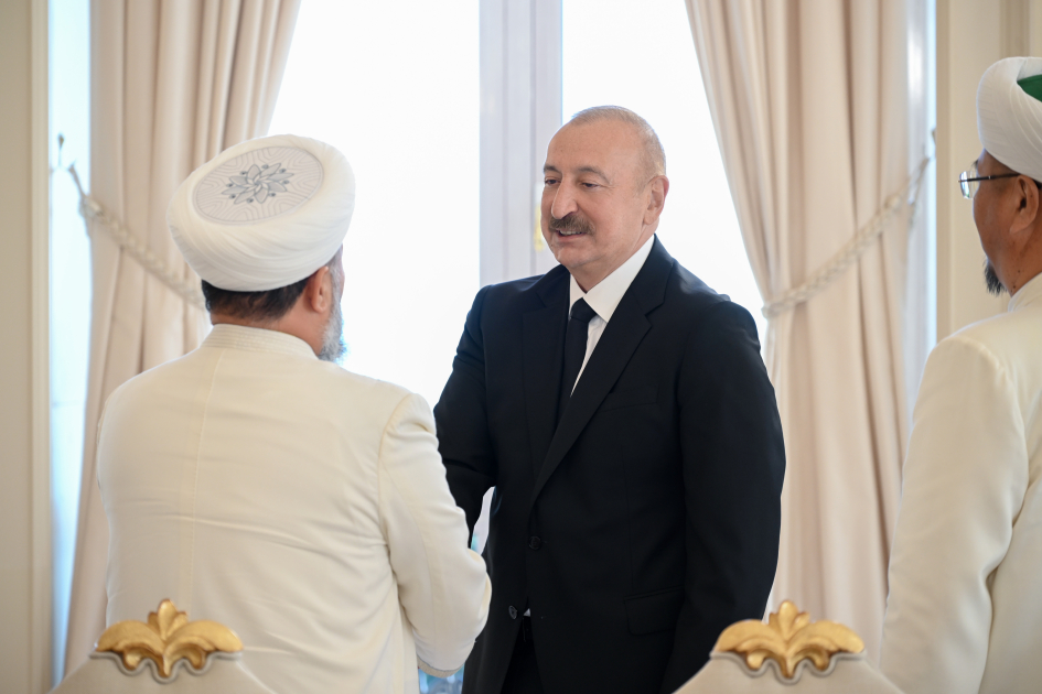 President Ilham Aliyev receives participants of international conferences held in Baku (PHOTO/VIDEO)