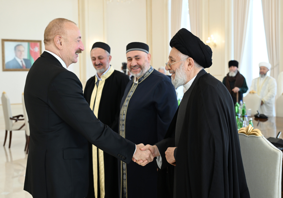 President Ilham Aliyev receives participants of international conferences held in Baku (PHOTO/VIDEO)