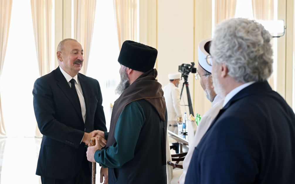 President Ilham Aliyev receives participants of international conferences held in Baku (PHOTO/VIDEO)