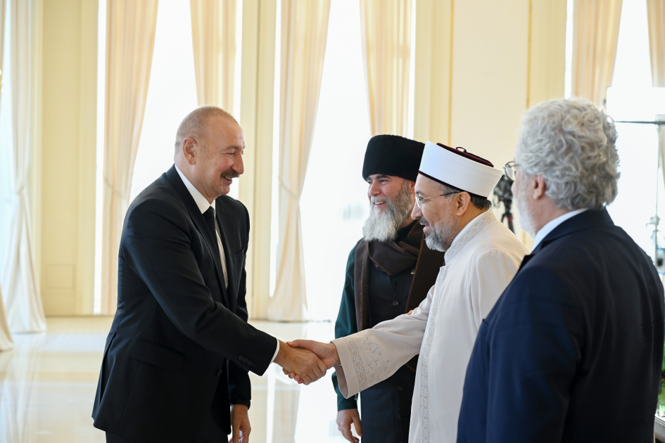 President Ilham Aliyev receives participants of international conferences held in Baku (PHOTO/VIDEO)