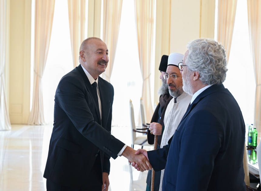 President Ilham Aliyev receives participants of international conferences held in Baku (PHOTO/VIDEO)