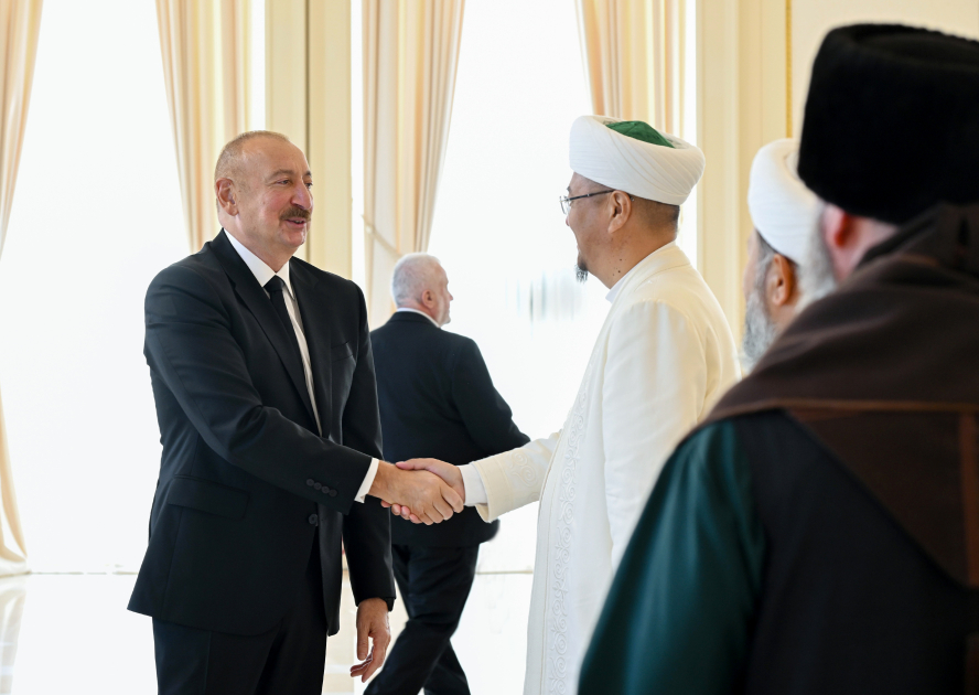 President Ilham Aliyev receives participants of international conferences held in Baku (PHOTO/VIDEO)