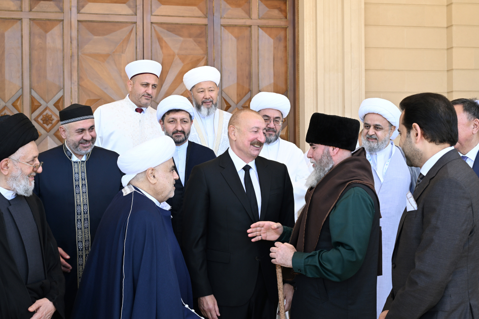 President Ilham Aliyev receives participants of international conferences held in Baku (PHOTO/VIDEO)