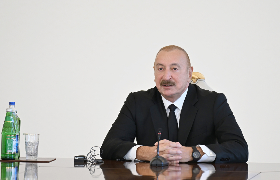 President Ilham Aliyev receives participants of international conferences held in Baku (PHOTO/VIDEO)