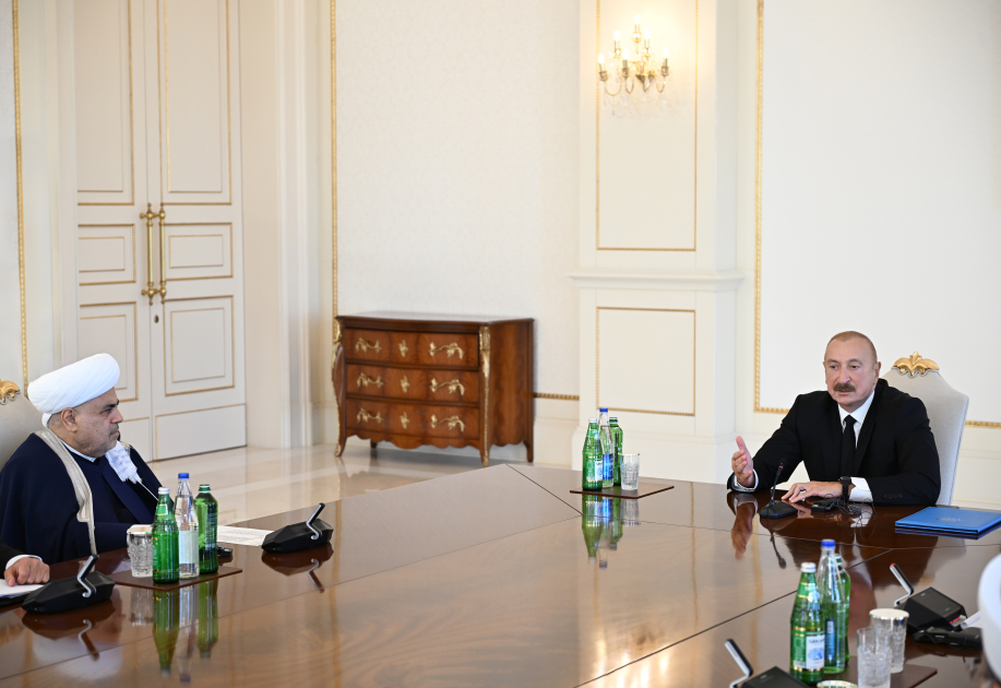 President Ilham Aliyev receives participants of international conferences held in Baku (PHOTO/VIDEO)