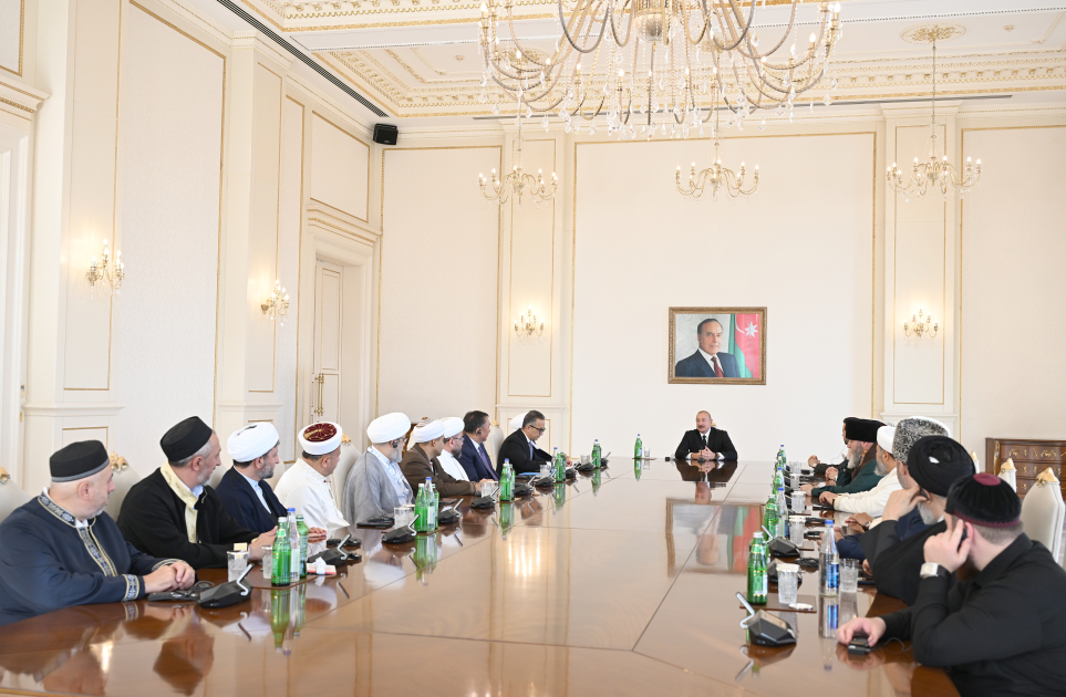 President Ilham Aliyev receives participants of international conferences held in Baku (PHOTO/VIDEO)