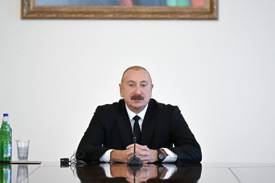 President Ilham Aliyev receives participants of international conferences held in Baku (PHOTO/VIDEO)