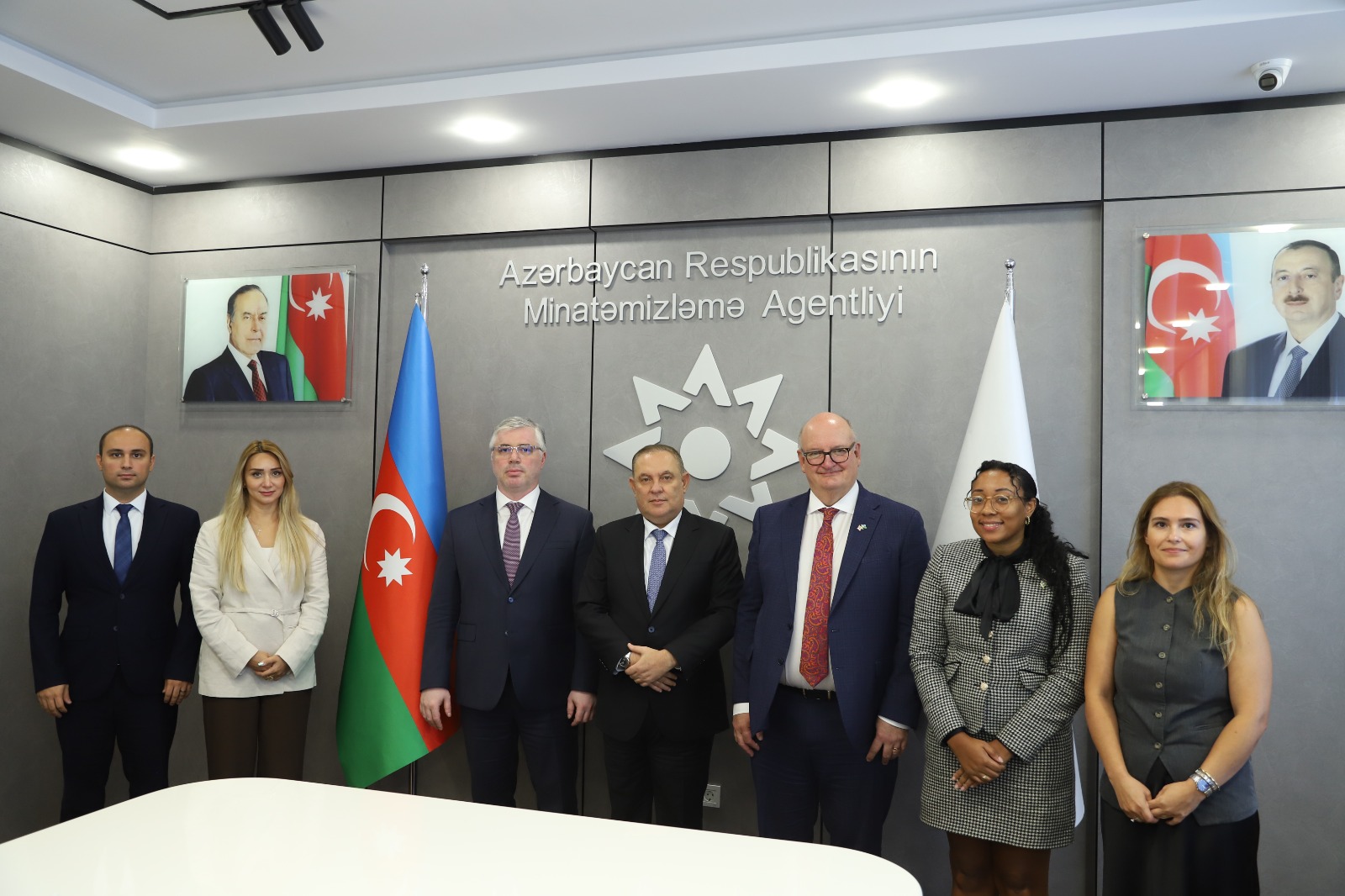 Azerbaijan, UK discuss expanding humanitarian demining cooperation (PHOTO)