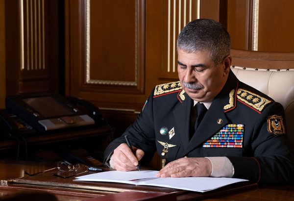 Azerbaijan’s Defense Minister conveys condolences to Kazakhstan
