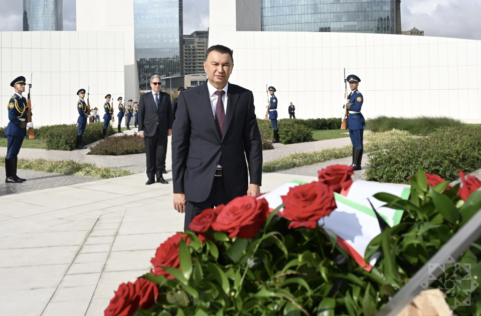 Tacikistan Baş naziri Bakıda Qələbə Parkını ziyarət edir (ŞƏKİL)