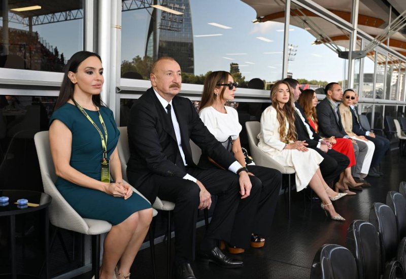 President Ilham Aliyev and First Lady Mehriban Aliyeva watch main race of Formula 1 Azerbaijan Grand Prix (PHOTO)