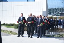 Azerbaijani officials pay tribute at Victory Park Memorial on Remembrance Day (PHOTO)