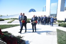 Azerbaijani officials pay tribute at Victory Park Memorial on Remembrance Day (PHOTO)
