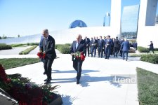 Azerbaijani officials pay tribute at Victory Park Memorial on Remembrance Day (PHOTO)