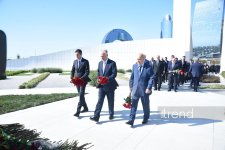 Azerbaijani officials pay tribute at Victory Park Memorial on Remembrance Day (PHOTO)