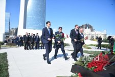 Azerbaijani officials pay tribute at Victory Park Memorial on Remembrance Day (PHOTO)