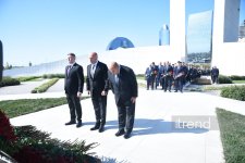 Azerbaijani officials pay tribute at Victory Park Memorial on Remembrance Day (PHOTO)