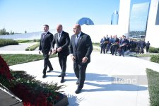 Azerbaijani officials pay tribute at Victory Park Memorial on Remembrance Day (PHOTO)