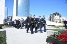 Azerbaijani officials pay tribute at Victory Park Memorial on Remembrance Day (PHOTO)
