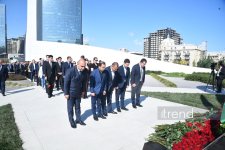 Azerbaijani officials pay tribute at Victory Park Memorial on Remembrance Day (PHOTO)