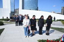 Azerbaijani officials pay tribute at Victory Park Memorial on Remembrance Day (PHOTO)