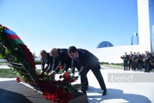 Azerbaijani officials pay tribute at Victory Park Memorial on Remembrance Day (PHOTO)